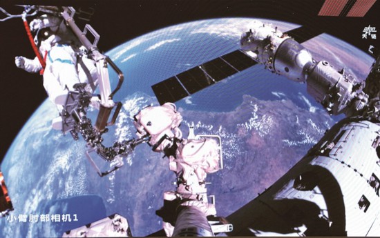 4月16日在北京航天飞行控制中心屏幕上拍摄的神舟二十一号乘组航天员武飞在舱外工作的画面久久国产精品亚洲艾草网。新华社发